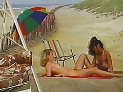 Эки лесбиянки ойнойт фонунда пляждын