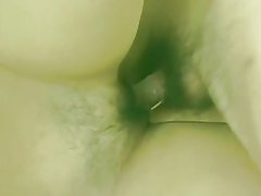 Сексуалдык азиатка в юбке алат жана аны катуу волосатые киски манжалар менен шпильки андан кийин трахает